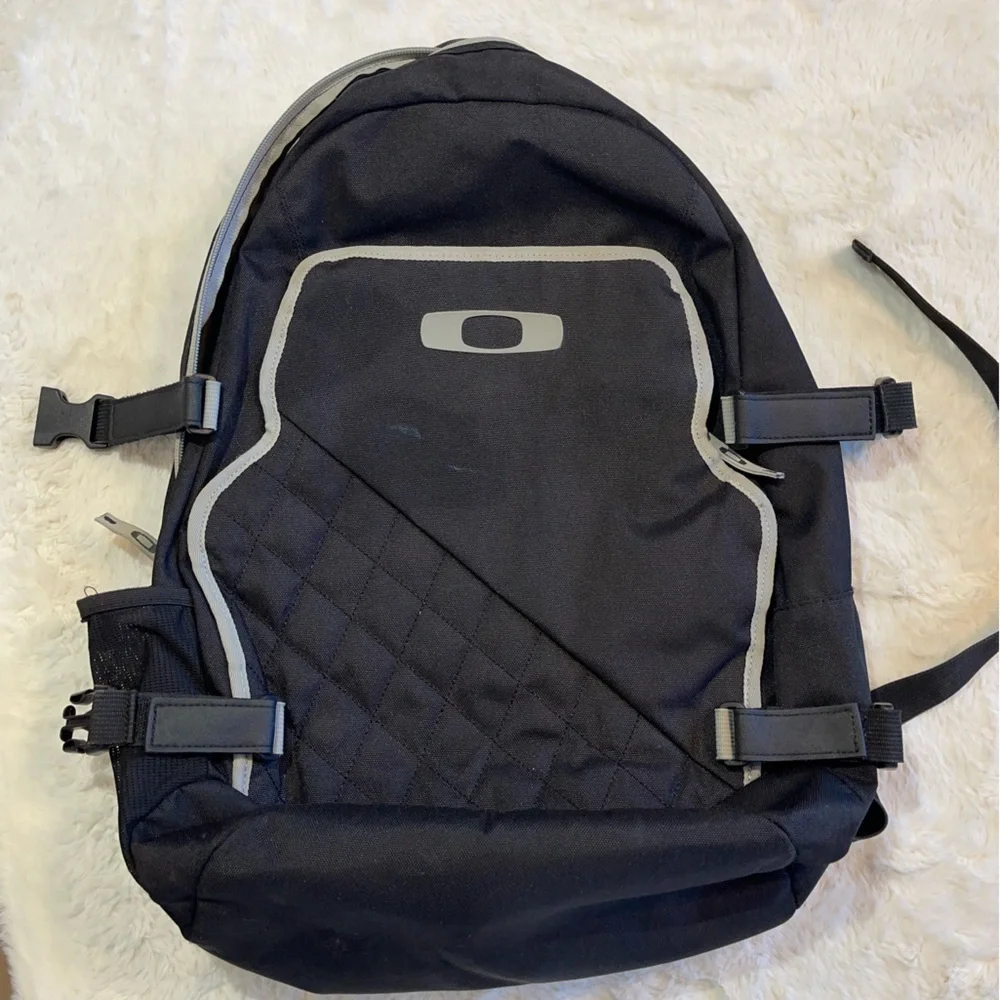 Oakley Streetman pack 2.0 black with gray trim